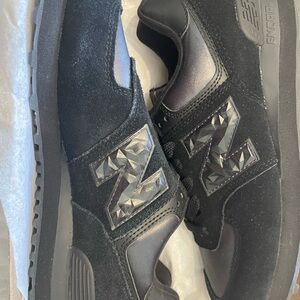 New Balance Black Sneakers with Suede Accents and Rubber Sole